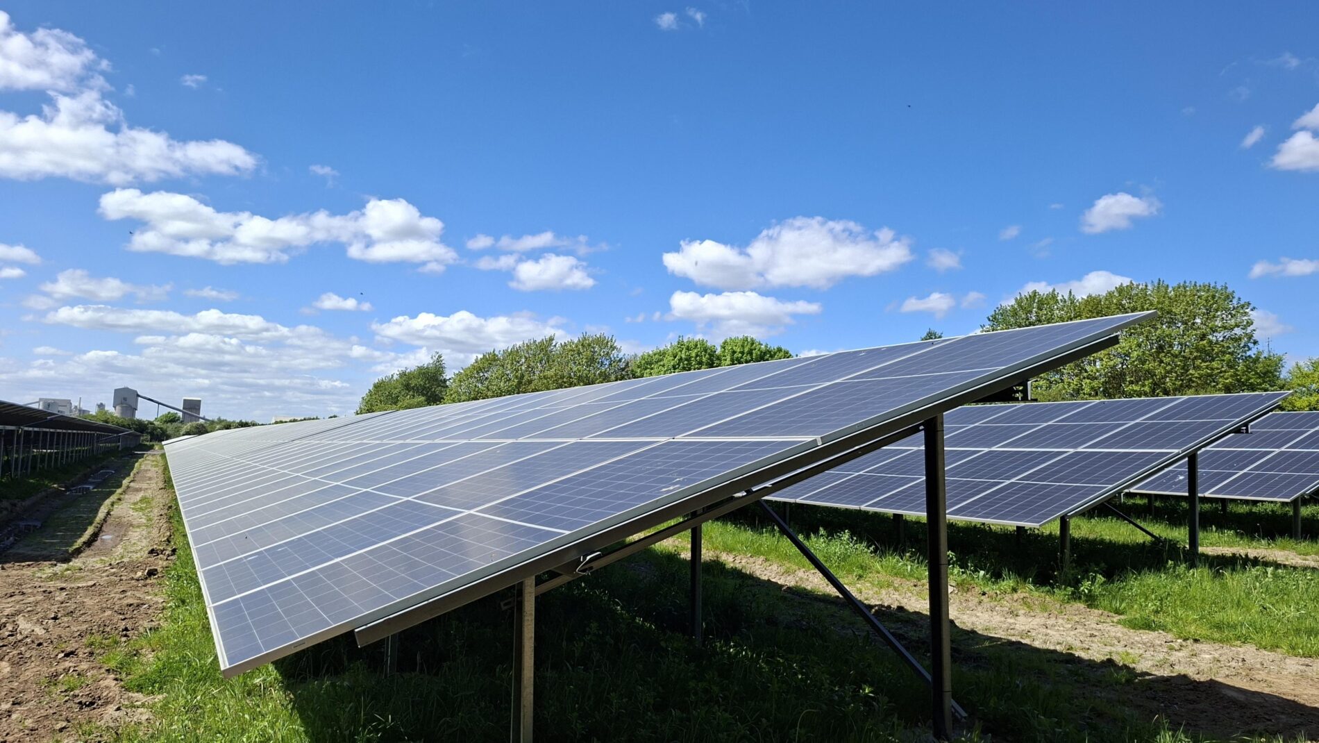 4 MWh solar array